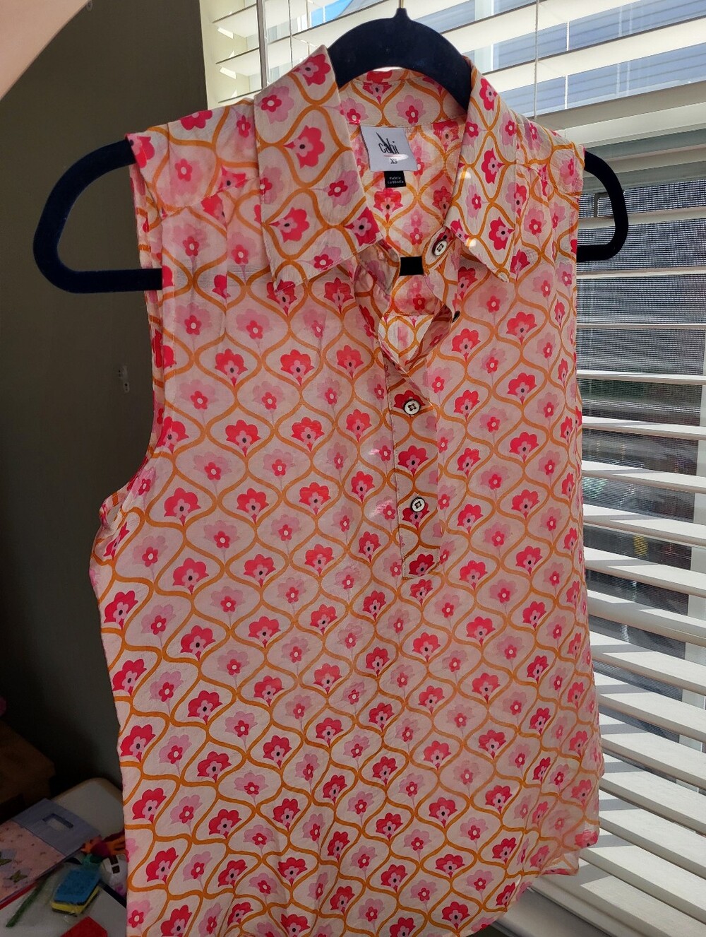 CAbi XS Sleeveless Collared ButtonFront Floral Blouse Pink Orange Medallion NWOT - Picture 1 of 6